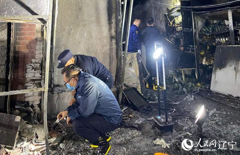 辽宁辽阳市白塔区一饭店发生火灾 致22死3伤(图1) 火灾调查正在进行中。人民网记者 周颂雪摄