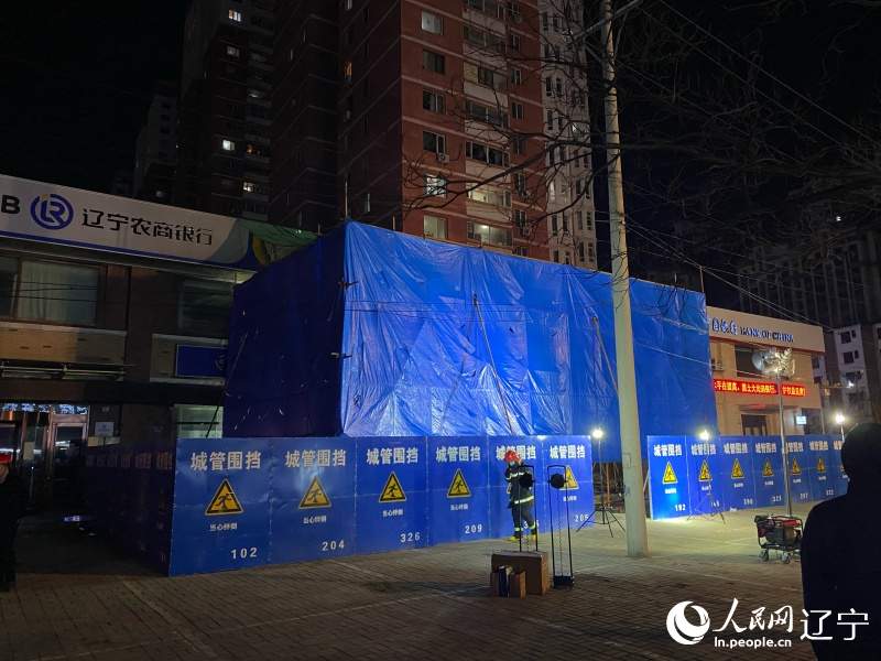 辽宁辽阳市白塔区一饭店发生火灾 致22死3伤(图2) 起火饭店建筑已被遮挡管理。人民网记者 周颂雪摄