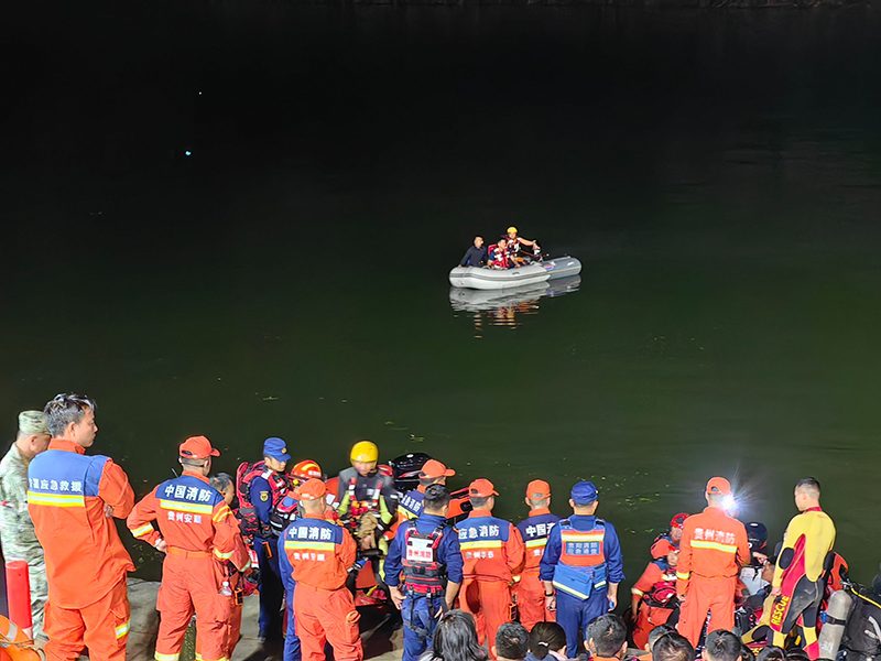 贵州省黔西市发生载人游船侧翻事故 致9死1失联(图1) 贵州省黔西市发生载人游船侧翻事故 致9死1失联(图1)