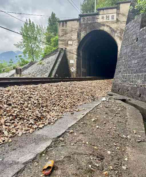 铁路穿村而过：一个湘西村庄与17起火车撞人事故(图2)