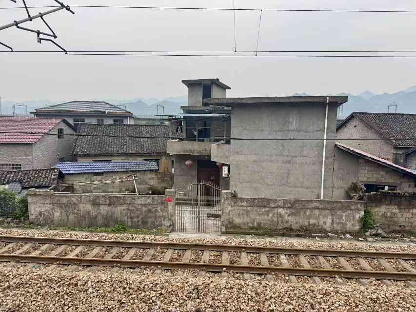 铁路穿村而过：一个湘西村庄与17起火车撞人事故(图9)