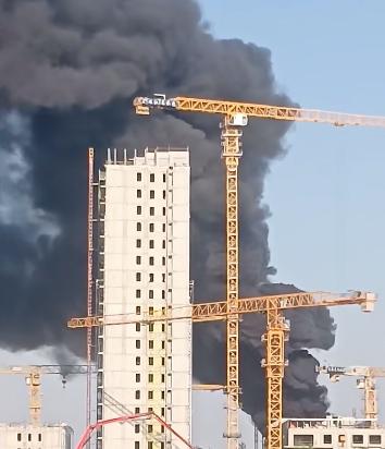 北京通州一在建工地发生火灾(图1)