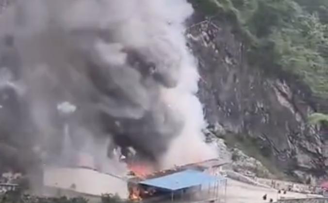 广西东兰县一烟花爆竹厂发生火灾(图1)