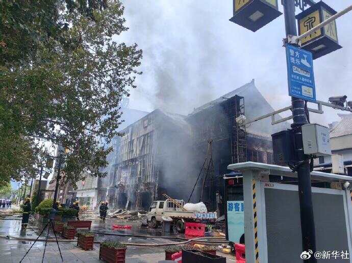 山东济南历下区一商铺发生火灾 致5伤1失联(图1)