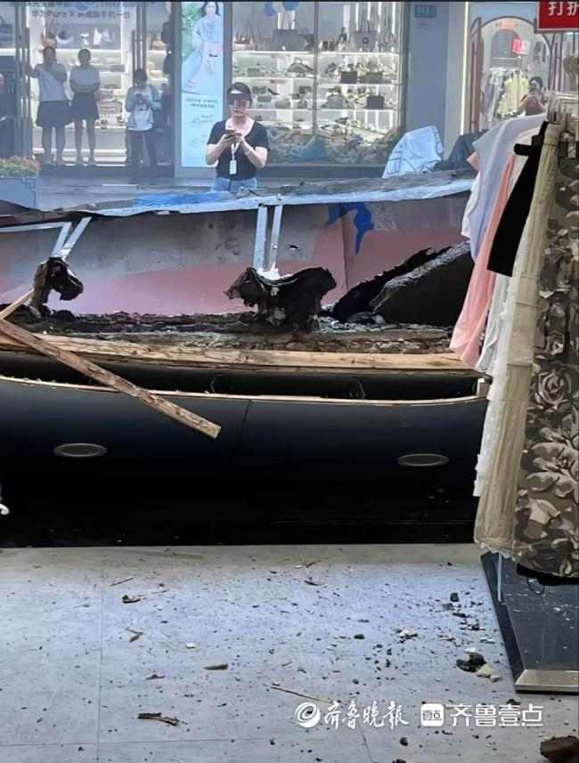 上海一商业街门头连片坍塌(图3) 上海一商业街门头连片坍塌 突发事故现场救援