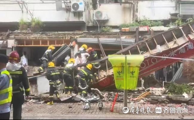 上海一商业街门头连片坍塌(图2) 上海一商业街门头连片坍塌 突发事故现场救援