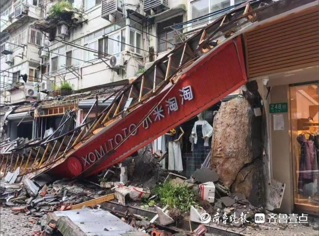 上海一商业街门头连片坍塌(图1) 上海一商业街门头连片坍塌