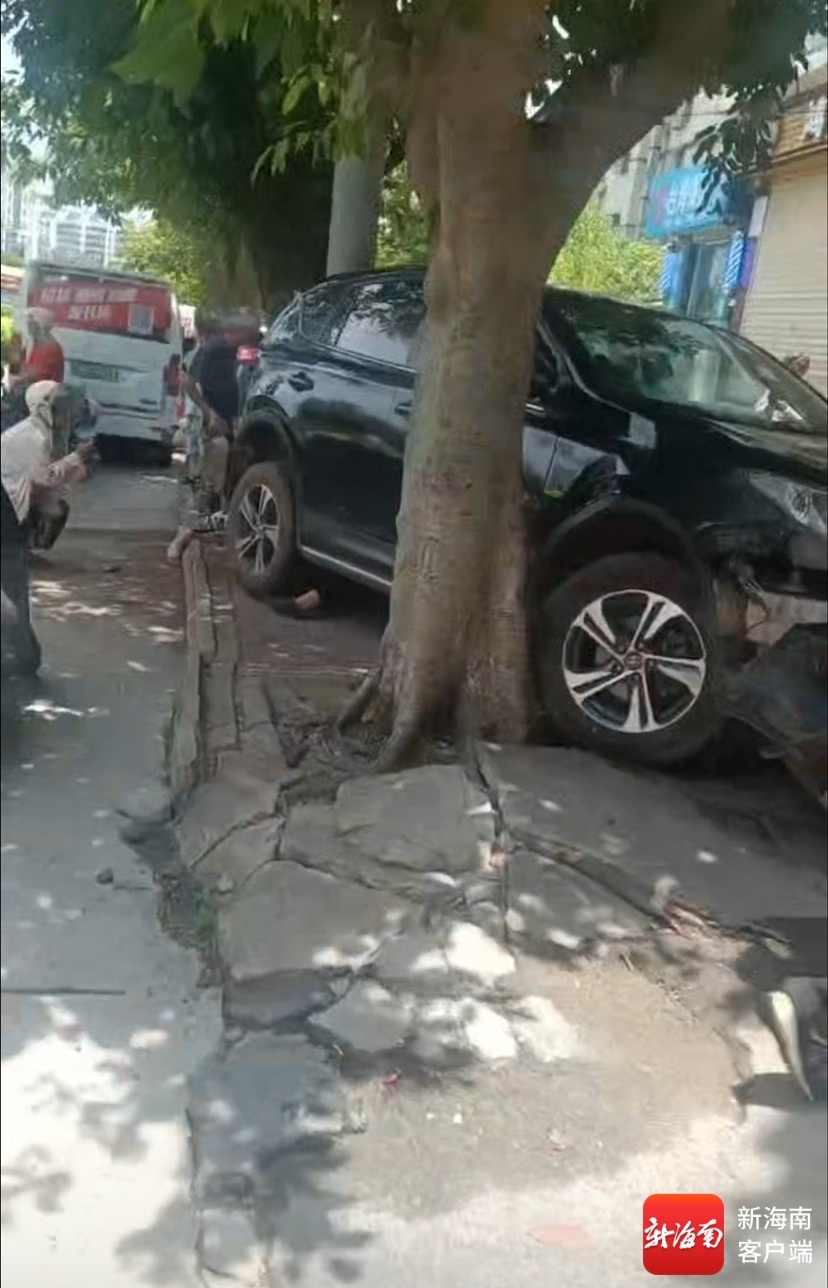 海口一司机倒车时撞人致一死一伤(图1)