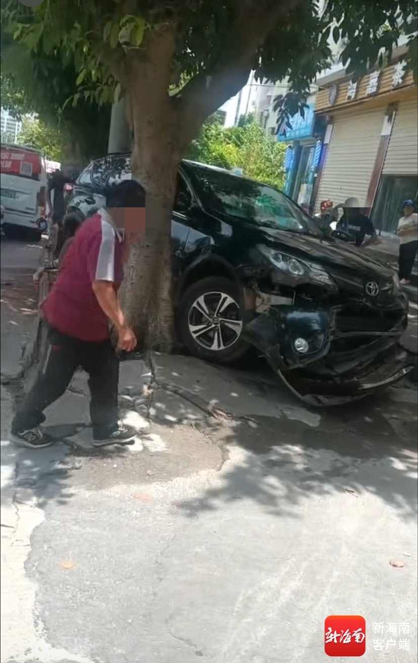 海口一司机倒车时撞人致一死一伤(图2)