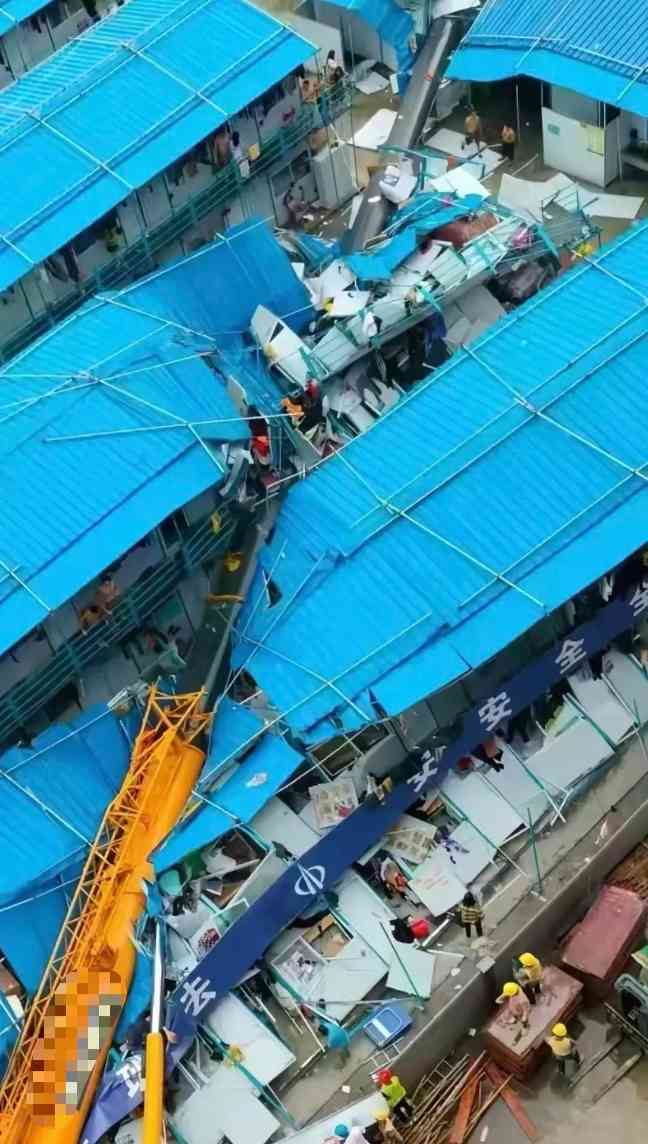 中山一工地突发吊车倾翻事故 砸中多栋临时板房(图1)