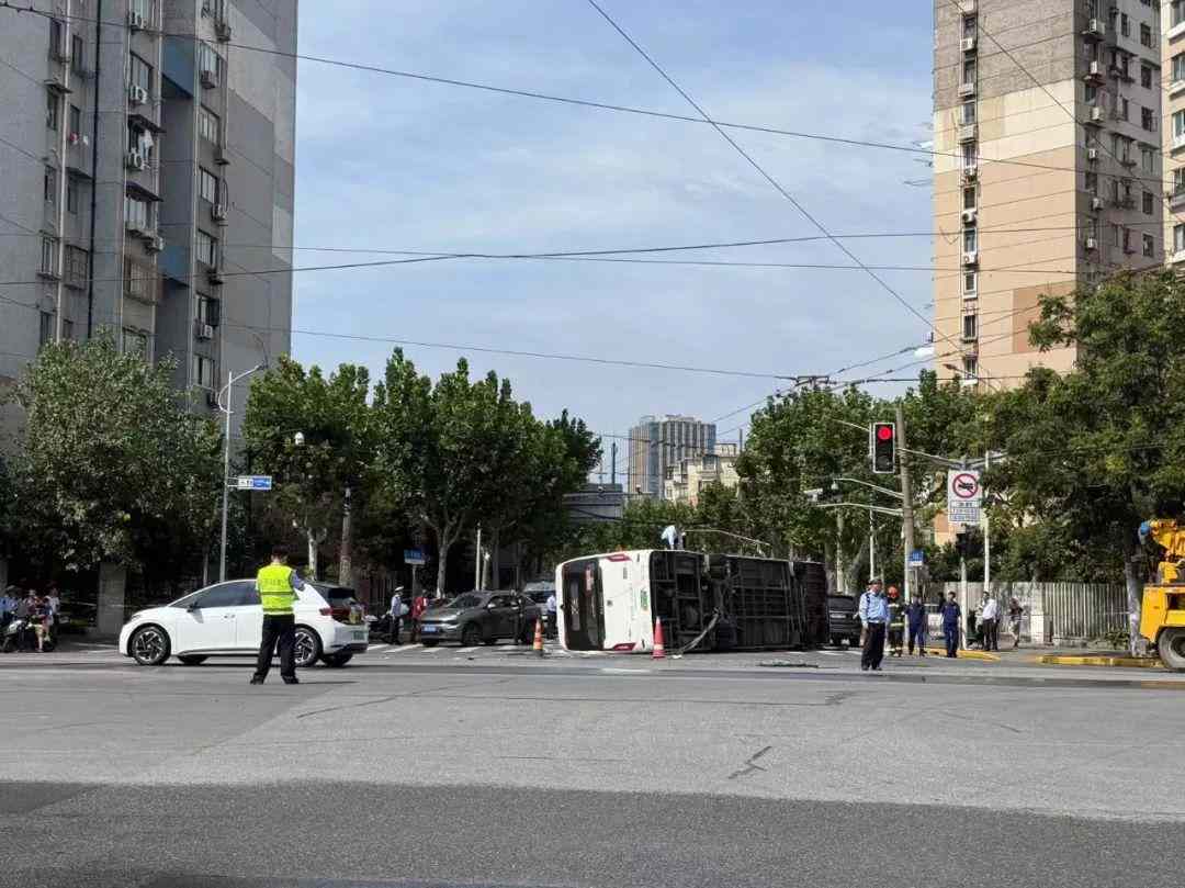 上海一公交车和土方车相撞发生侧翻(图1)