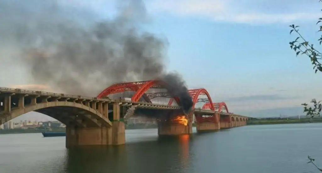 长沙绕城高速湘江特大桥一桥墩发生火情(图1)