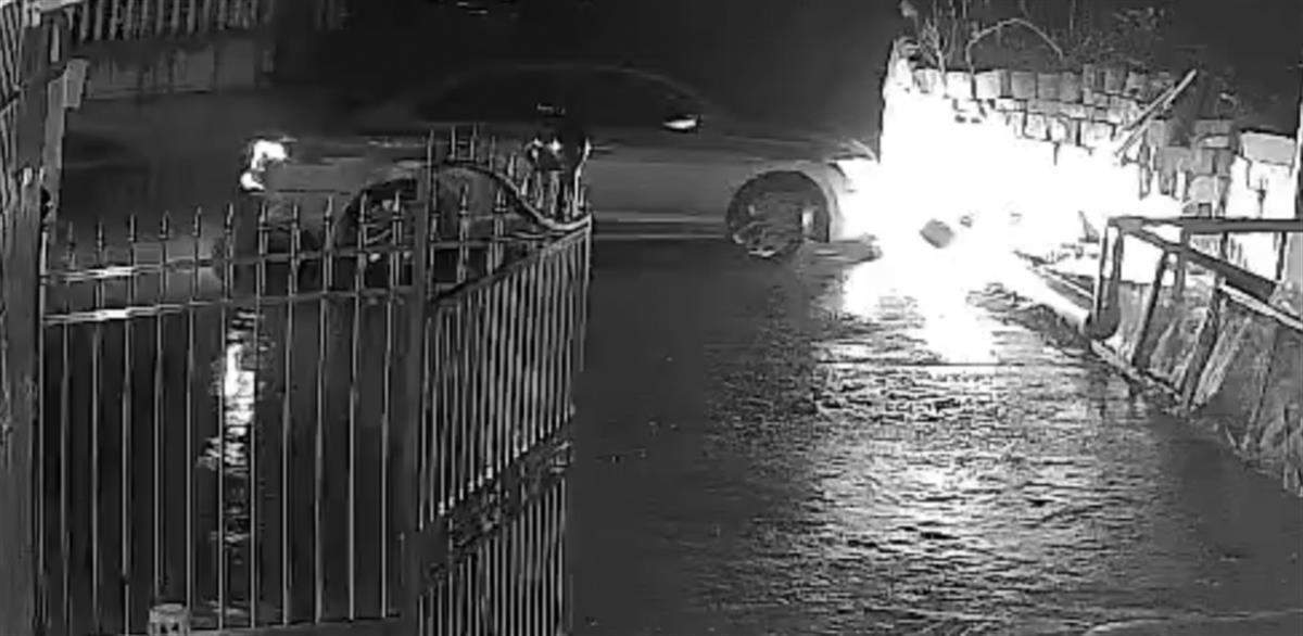 湖南韶山一小车掉进水坑 致3死(图1)