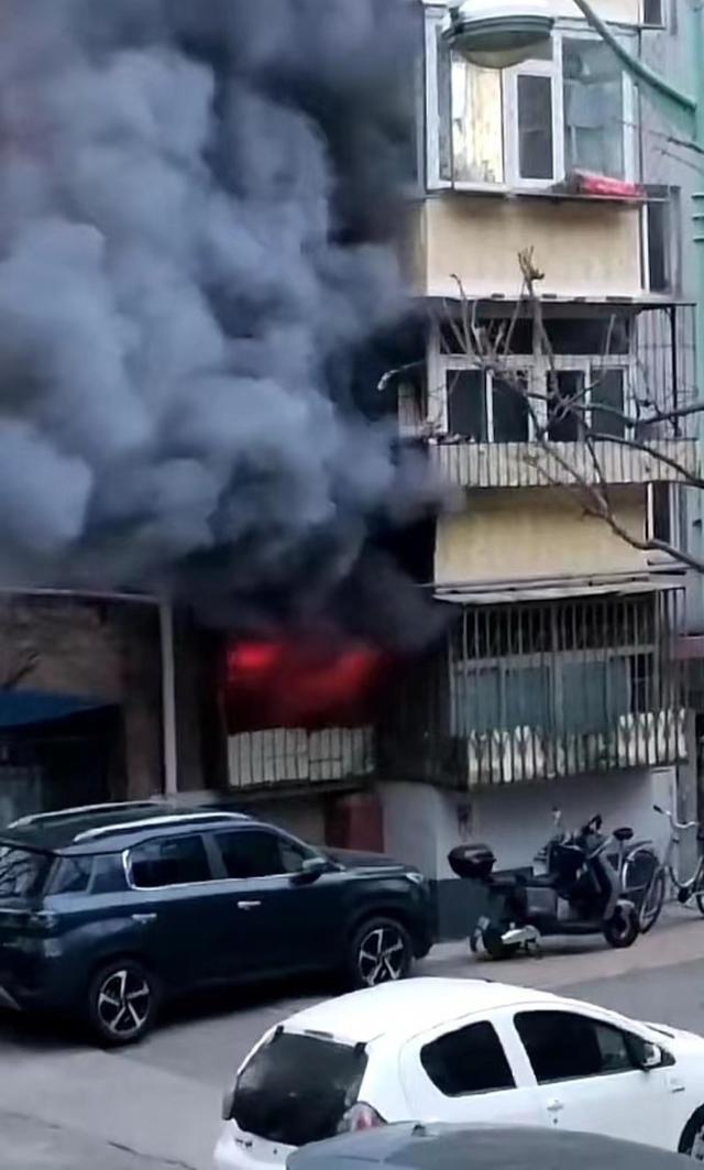 北京丰台区一住宅楼疑因住户用小太阳供暖起火 1人遇难(图1)