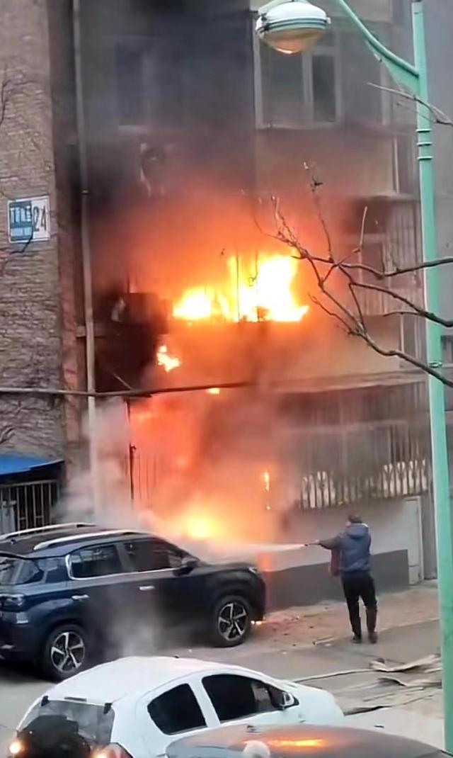 北京丰台区一住宅楼疑因住户用小太阳供暖起火 1人遇难(图2)