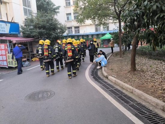 武汉一高校宿舍楼发生火灾(图3) 武汉一高校宿舍楼发生火灾(图3)