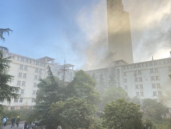 武汉一高校宿舍楼发生火灾(图1) 武汉一高校宿舍楼发生火灾(图1)