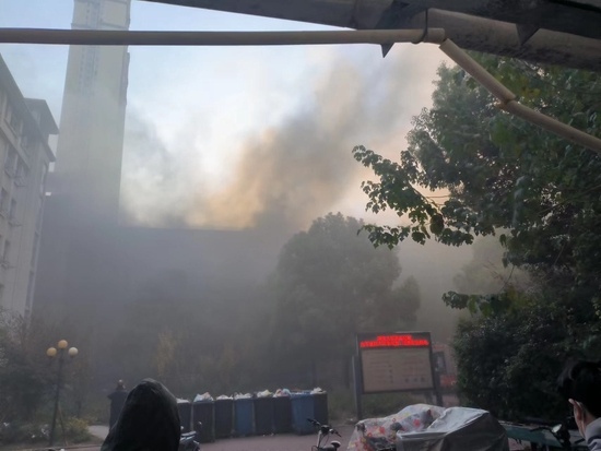 武汉一高校宿舍楼发生火灾(图2) 武汉一高校宿舍楼发生火灾(图2)