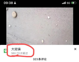 四川宜宾发生一起石料车侧翻事故 致1死1伤(图1) ↑网传车祸现场视频截图