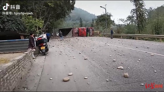 四川宜宾发生一起石料车侧翻事故 致1死1伤(图2) 四川宜宾发生一起石料车侧翻事故 致1死1伤(图2)