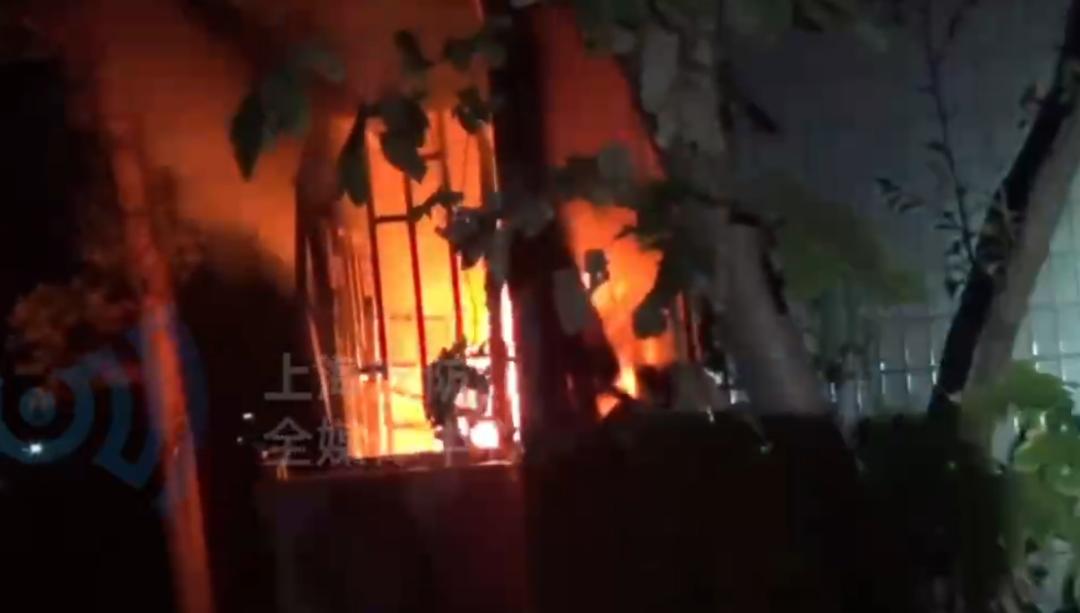 上海市徐汇区一住宅楼发生火灾 致2死(图3)