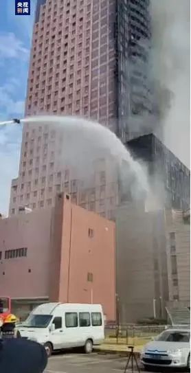 湖南长沙电信大厦发生火灾(图1)