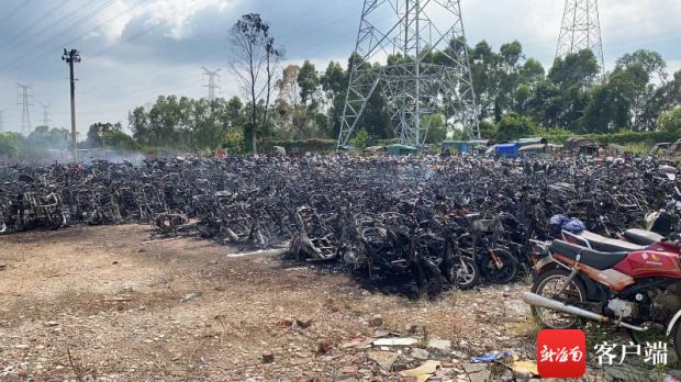 海南海口一事故车辆停车场起火(图1)