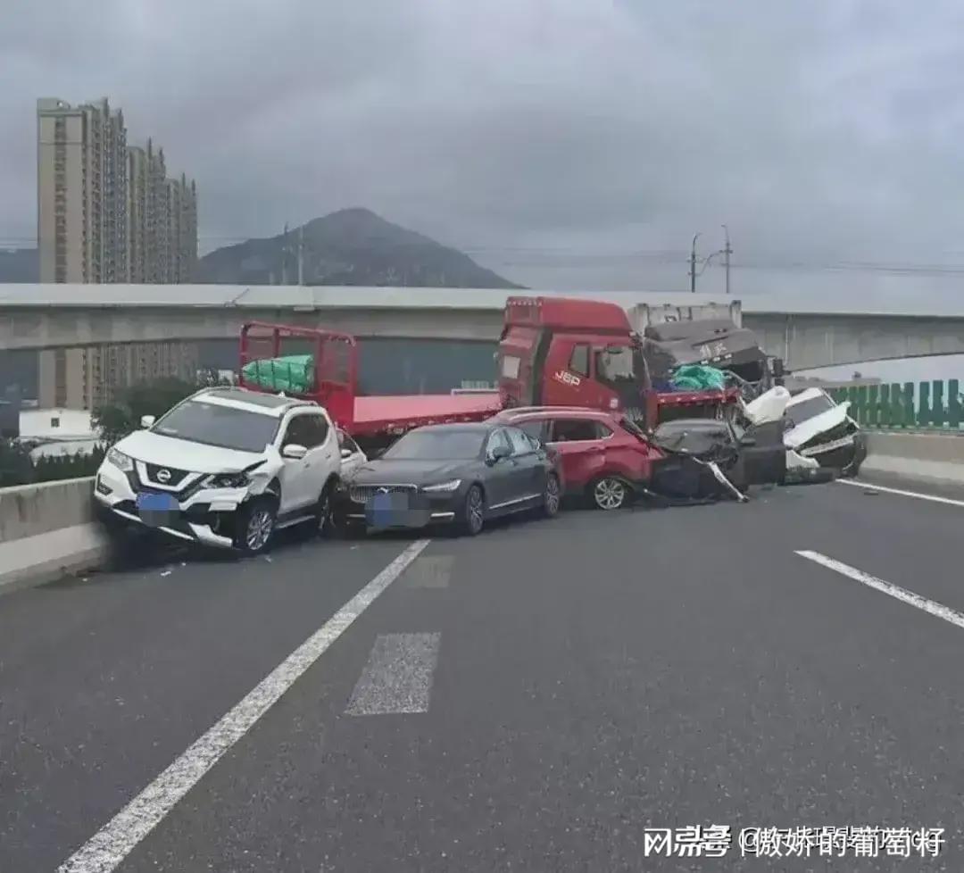 辽宁大连一高速发生多车相撞事故 致3死3伤(图2)