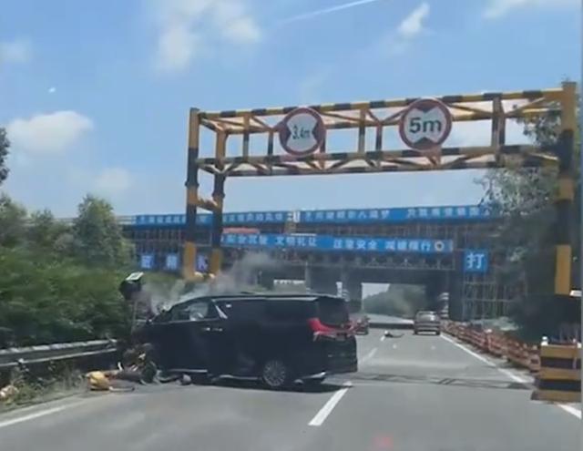 贵港警方通报雷克萨斯车祸事故 致1死2伤(图1)