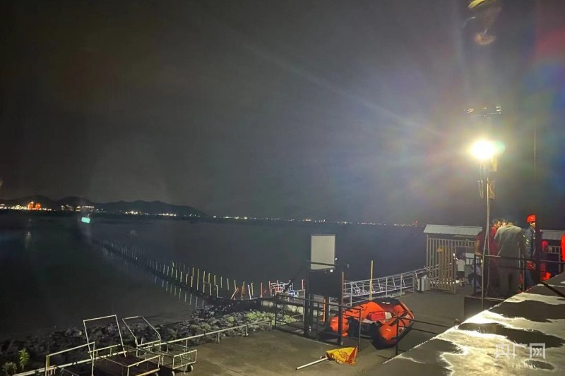 宁波奉化一休闲渔船侧翻 致7死(图1)