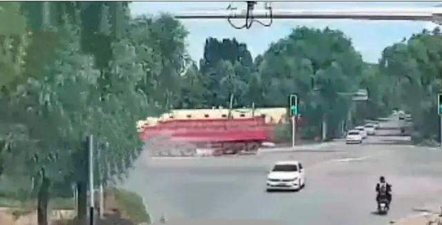 河北正定县发生一起交通事故 致4死(图4)