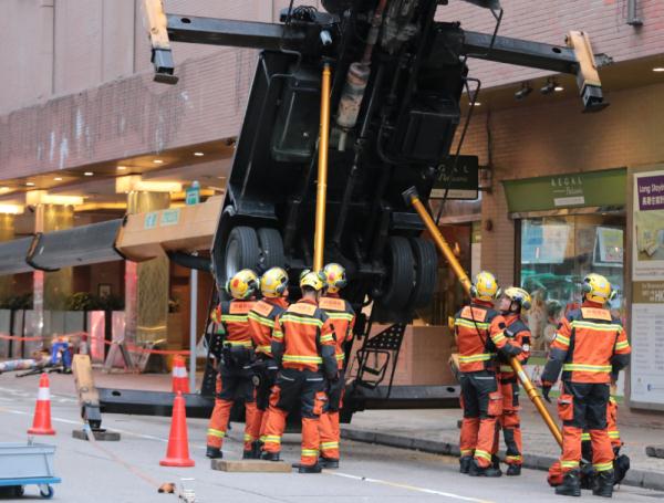 知名演员新戏拍摄现场突发倒塌事故，8人受伤