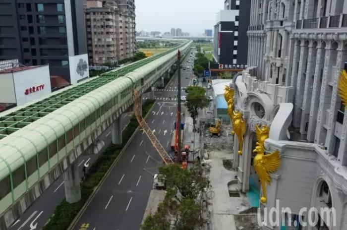台中一捷运列车遭施工吊臂压中 致1死8伤(图2) 台中一捷运列车遭施工吊臂压中 致1死8伤(图2)