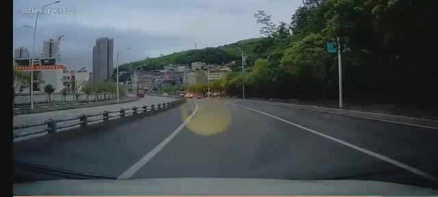 重庆一摩托车驶出舟白隧道后侧翻 致2死(图1) 重庆一摩托车驶出舟白隧道后侧翻 致2死(图1)