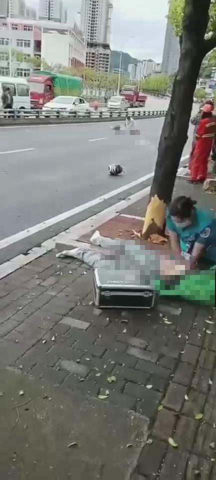 重庆一摩托车驶出舟白隧道后侧翻 致2死(图2) 重庆一摩托车驶出舟白隧道后侧翻 致2死(图2)