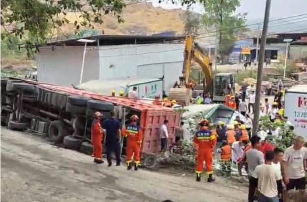 重型货车侧翻压毁施工宿舍造成伤亡(图1)