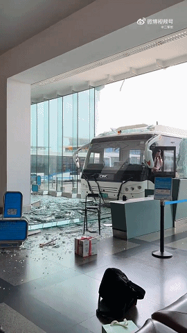 摆渡车撞入候机楼原因调查,无人受伤运行正常(图2)