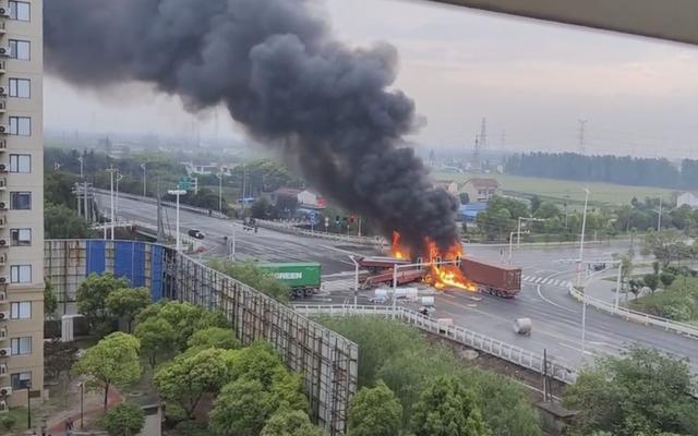 三辆货车相撞起火事故，消防救援迅速处置(图1)