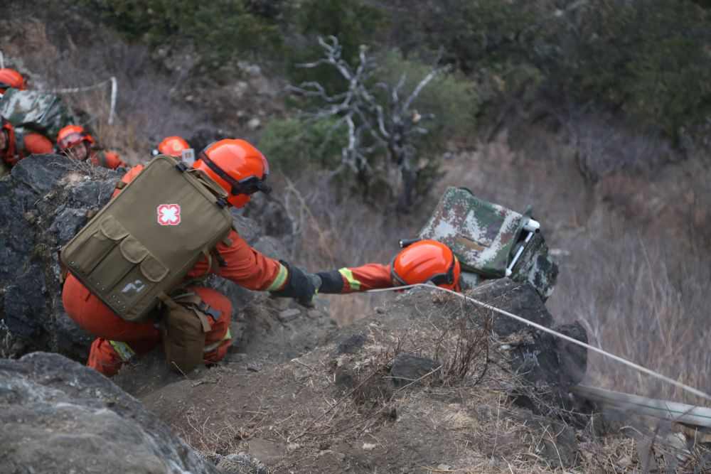 四川多地森林火灾扑救进展及现场救援挑战解析(图3)