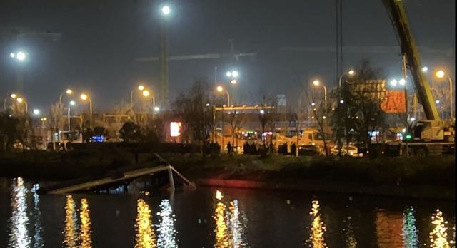 上海71路公交车意外坠河司机被救出送医(图1) 上海71路公交车意外坠河司机被救出送医(图1)