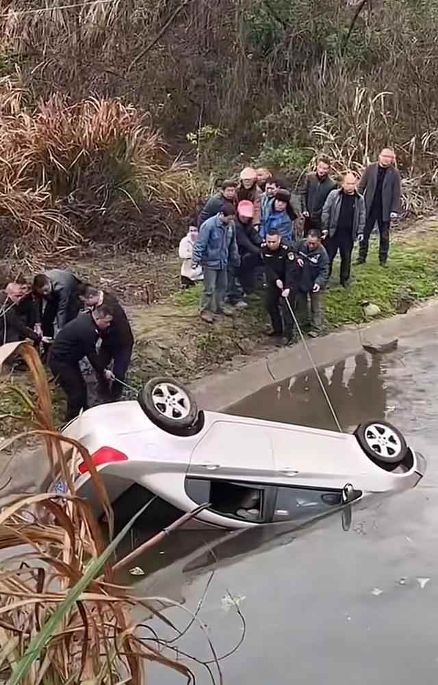 湖南湘乡车辆失控冲入池塘致2死1伤,事故原因待查(图1) 湖南湘乡车辆失控冲入池塘致2死1伤,事故原因待查(图1)