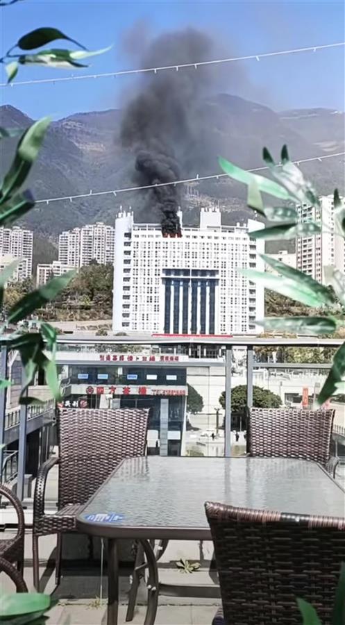 重庆巫溪县政府大楼突发火灾浓烟滚滚 当地应急局回应(图3) 重庆巫溪县政府大楼突发火灾浓烟滚滚 当地应急局回应(图3)