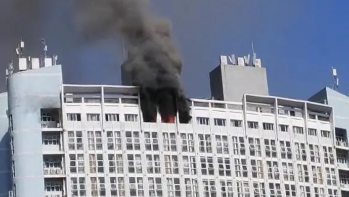 重庆巫溪县政府大楼突发火灾浓烟滚滚 当地应急局回应(图1) 重庆巫溪县政府大楼突发火灾浓烟滚滚 当地应急局回应(图1)