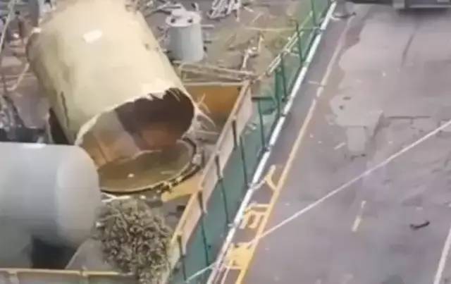 重庆长寿区化工厂储罐爆炸致1死3伤 安全监管引关注(图1) 重庆长寿区化工厂储罐爆炸致1死3伤 安全监管引关注(图1)