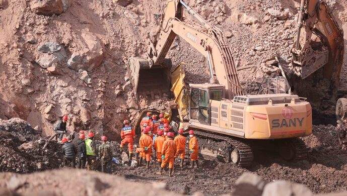 内蒙古阿拉善煤矿坍塌事故救援方案确定南北向工作线推进策略(图1)