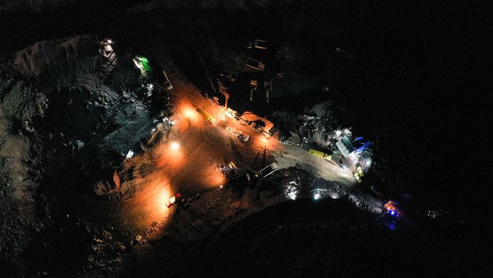 内蒙古煤矿大面积坍塌致多人失联 救援工作紧急进行(图1)