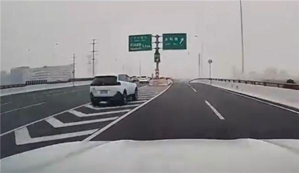 上海中环高架车祸致司机身亡 车辆侧翻起火疑因疲劳驾驶(图3)