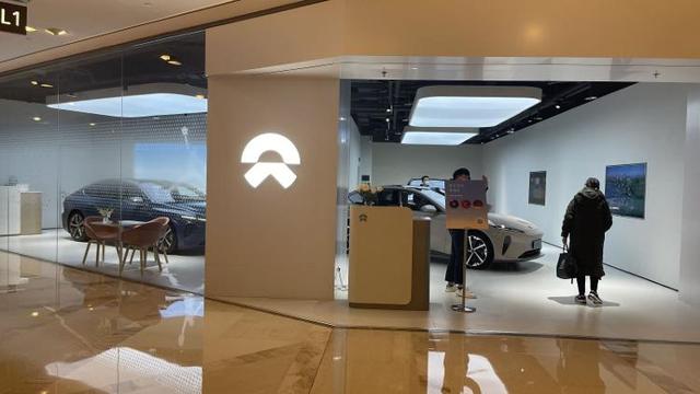 上海蔚来试驾车辆失控撞人致一死一伤事故调查中(图1) 上海蔚来试驾车辆失控撞人致一死一伤事故调查中(图1)