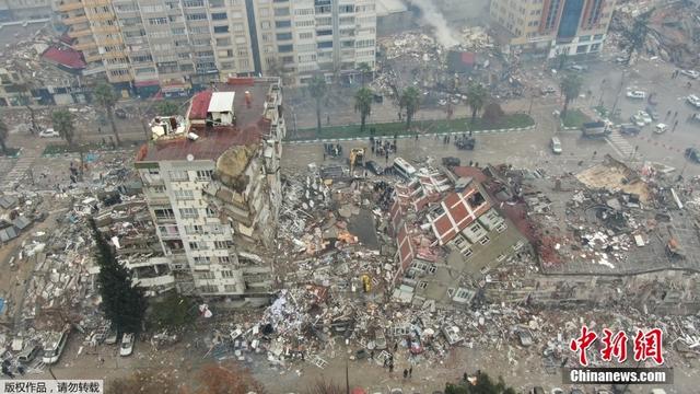 土耳其发生7.8级强震 建筑物大面积倒塌(图4)