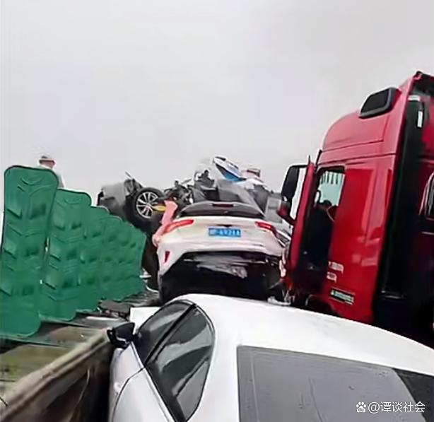 湖南高速多车相撞致16死66伤 现场画面曝光一片狼藉